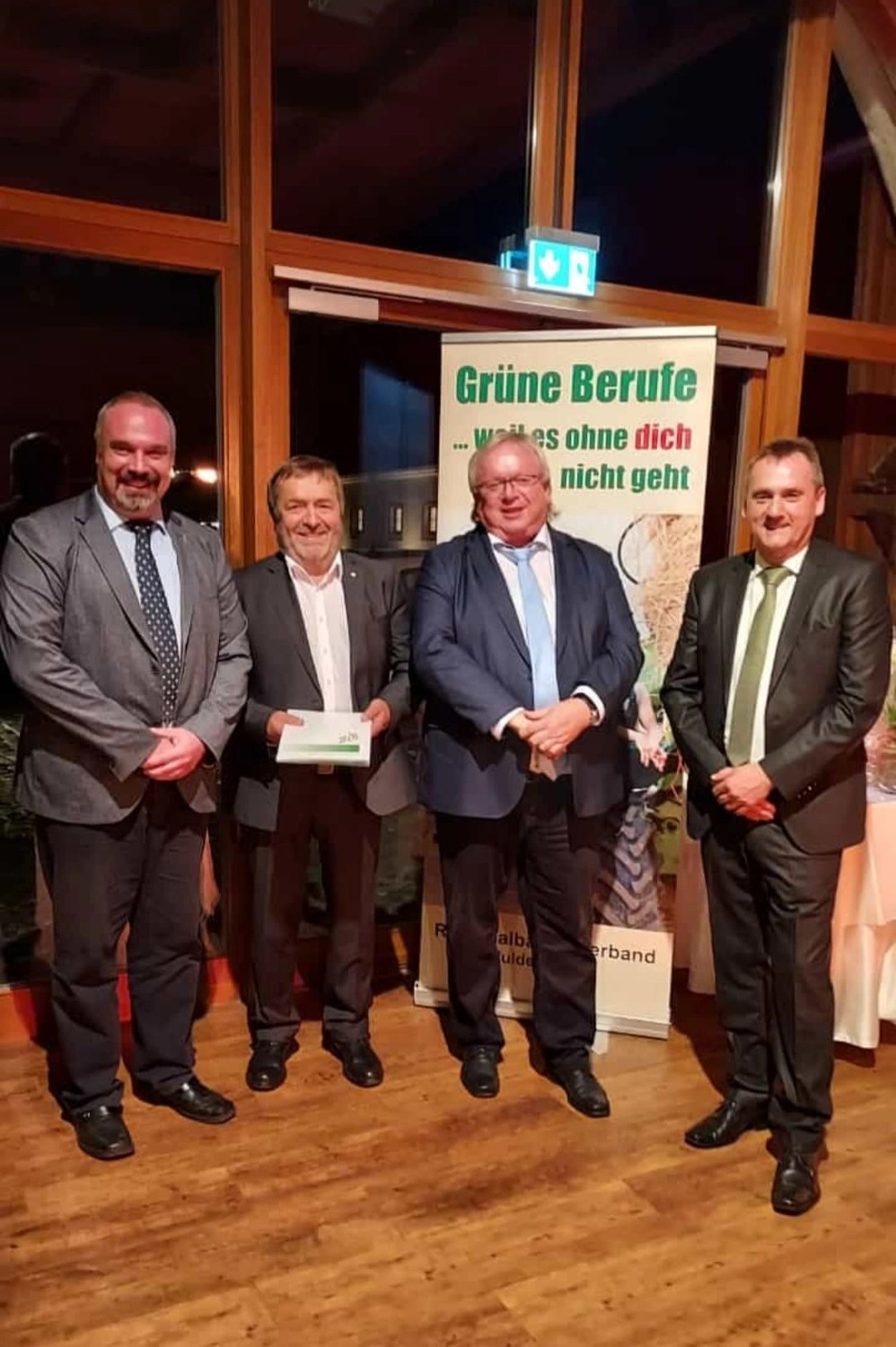 NM- Nerchau-Mutzschener - Landwirtschaft - Vier Männer stehen drinnen unter einem Schild mit der Aufschrift „Grüne Berufe“